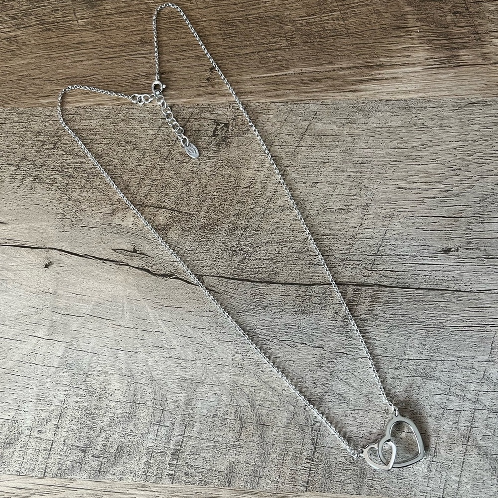 🩶💕Super cute Sterling Silver Double Heart Necklace. Like New.